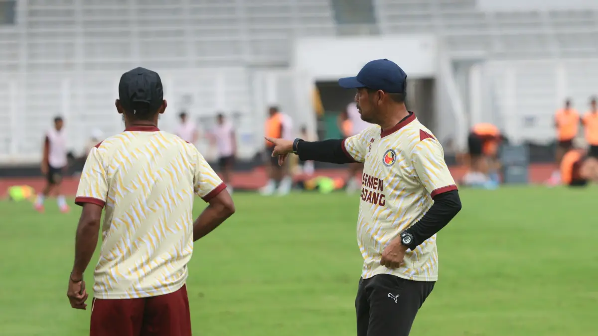 Pelatih kepala Semen Padang FC, Nil Maizar, saat memantau timnya berlatih di Stadion Madya GBK, Jakarta, Jumat (21/8/2026). (Dery Ridwansah/ JawaPos.com) - Image