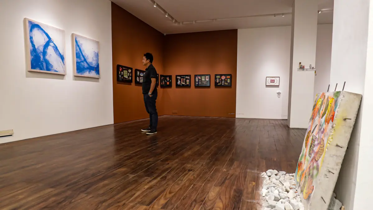 Pengunjung melihat karya seni dalam pameran Pameran "As all gather in commons" di D Gallerie, Jakarta, Kamis (20/8/2026). (Salman Toyibi/Jawa Pos)