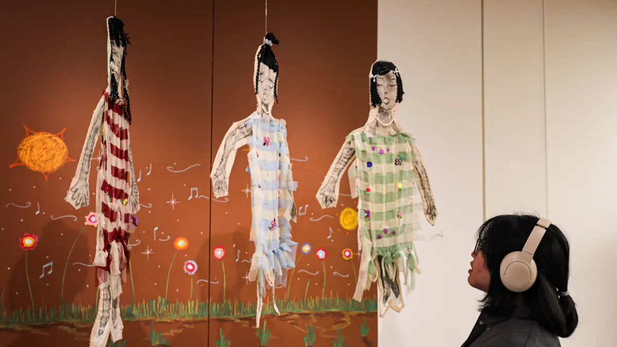 Pengunjung melihat karya seni dalam pameran Pameran "As all gather in commons" di D Gallerie, Jakarta, Kamis (20/8/2026). (Salman Toyibi/Jawa Pos)