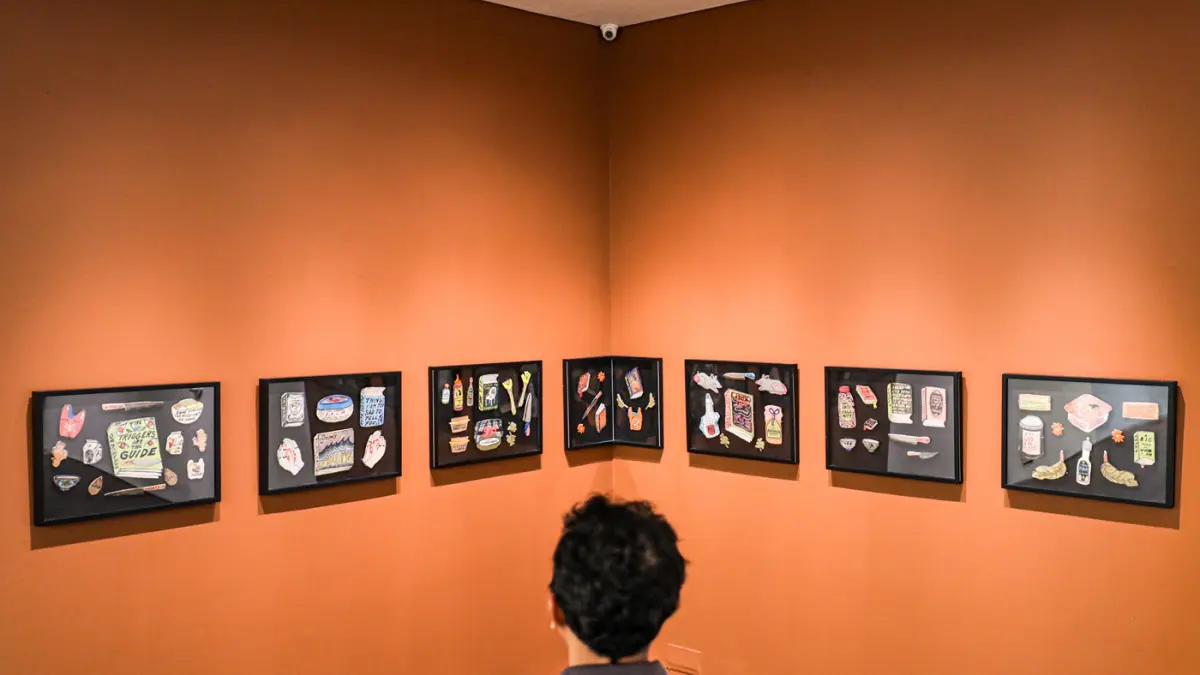Pengunjung melihat karya seni dalam pameran Pameran "As all gather in commons" di D Gallerie, Jakarta, Kamis (20/8/2026). (Salman Toyibi/Jawa Pos)