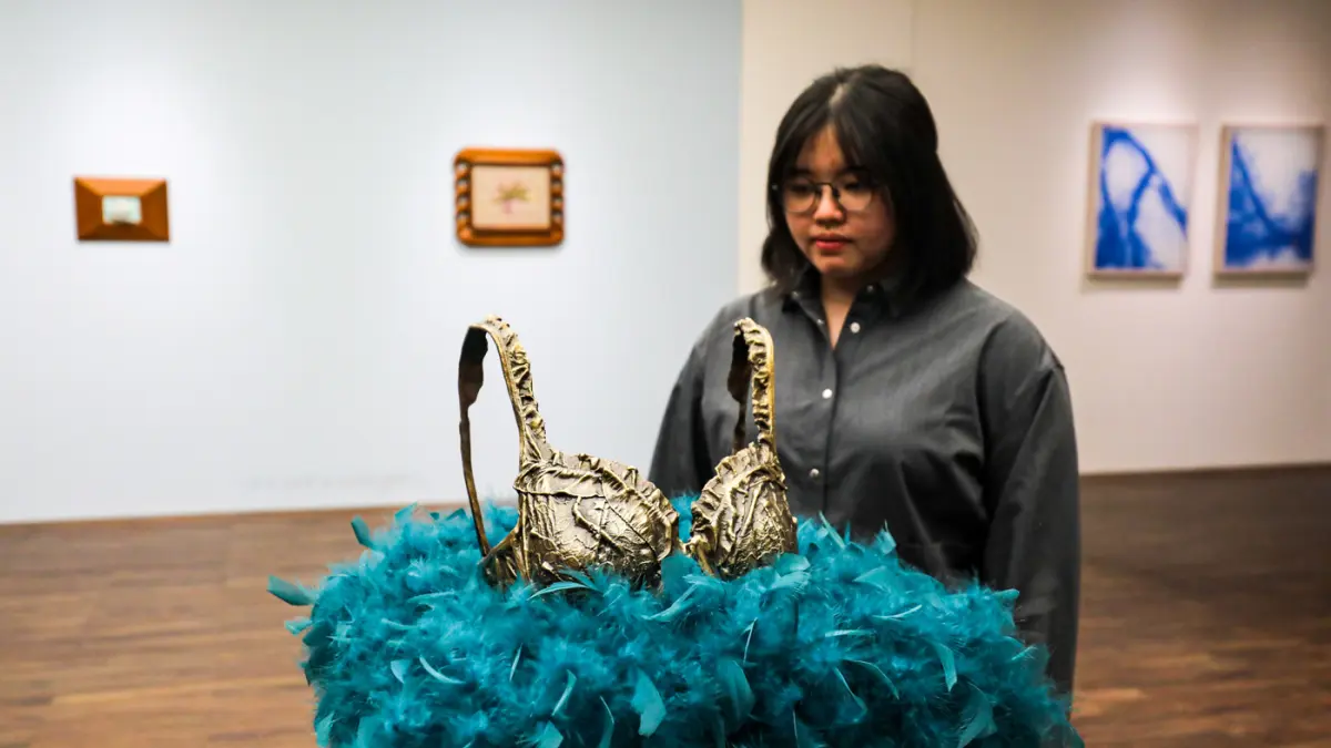 Pengunjung melihat karya seni dalam pameran Pameran "As all gather in commons" di D Gallerie, Jakarta, Kamis (20/8/2026). (Salman Toyibi/Jawa Pos)