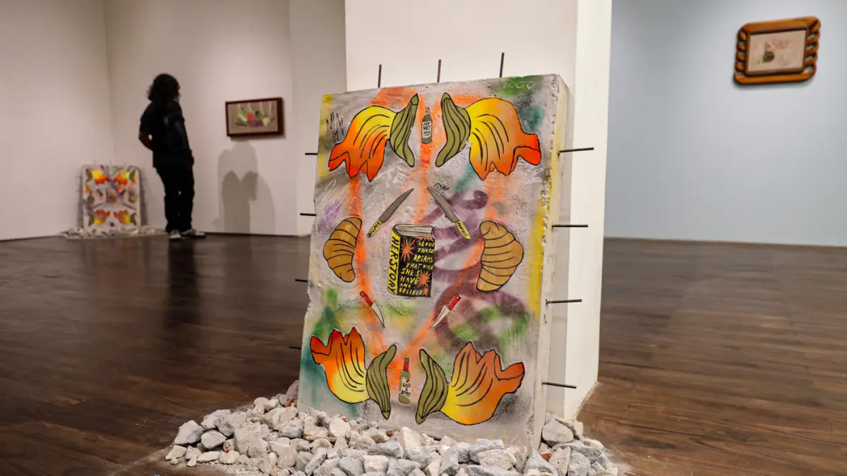 Pengunjung melihat karya seni dalam pameran Pameran "As all gather in commons" di D Gallerie, Jakarta, Kamis (20/8/2026). (Salman Toyibi/Jawa Pos)