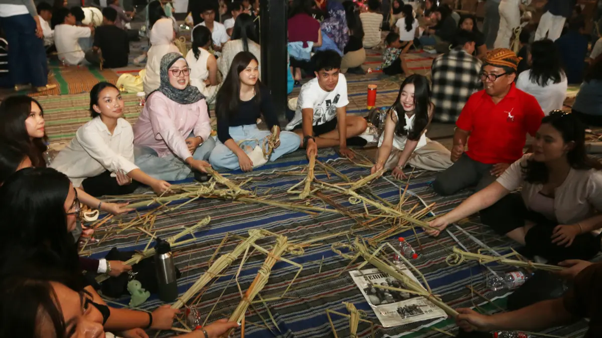 Peserta dan Seniman menunjukkan wayang dari bahan rumput saat lokakarya wayang suket di Pasar Klitikan Kota Lama, Semarang, Jawa Tengah, Kamis (20/8/2026).