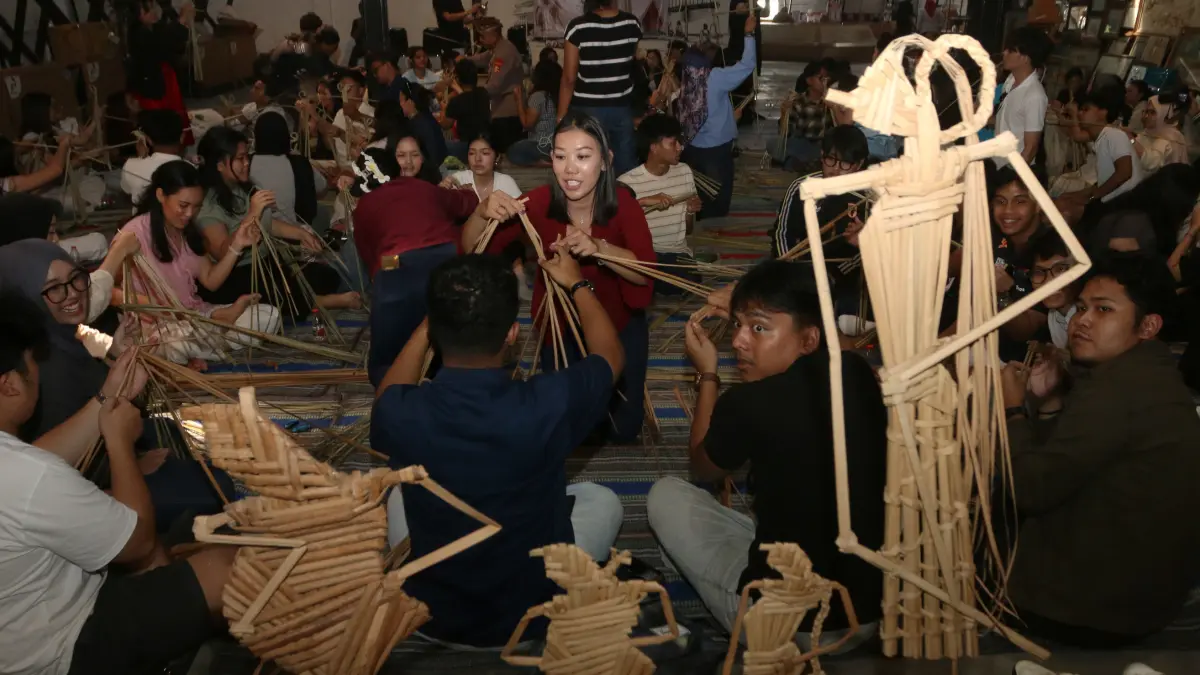 Peserta mempraktikkan membuat wayang dari bahan rumput saat mengikuti lokakarya wayang suket di Pasar Klitikan Kota Lama, Semarang, Jawa Tengah, Kamis (20/8/2026).
