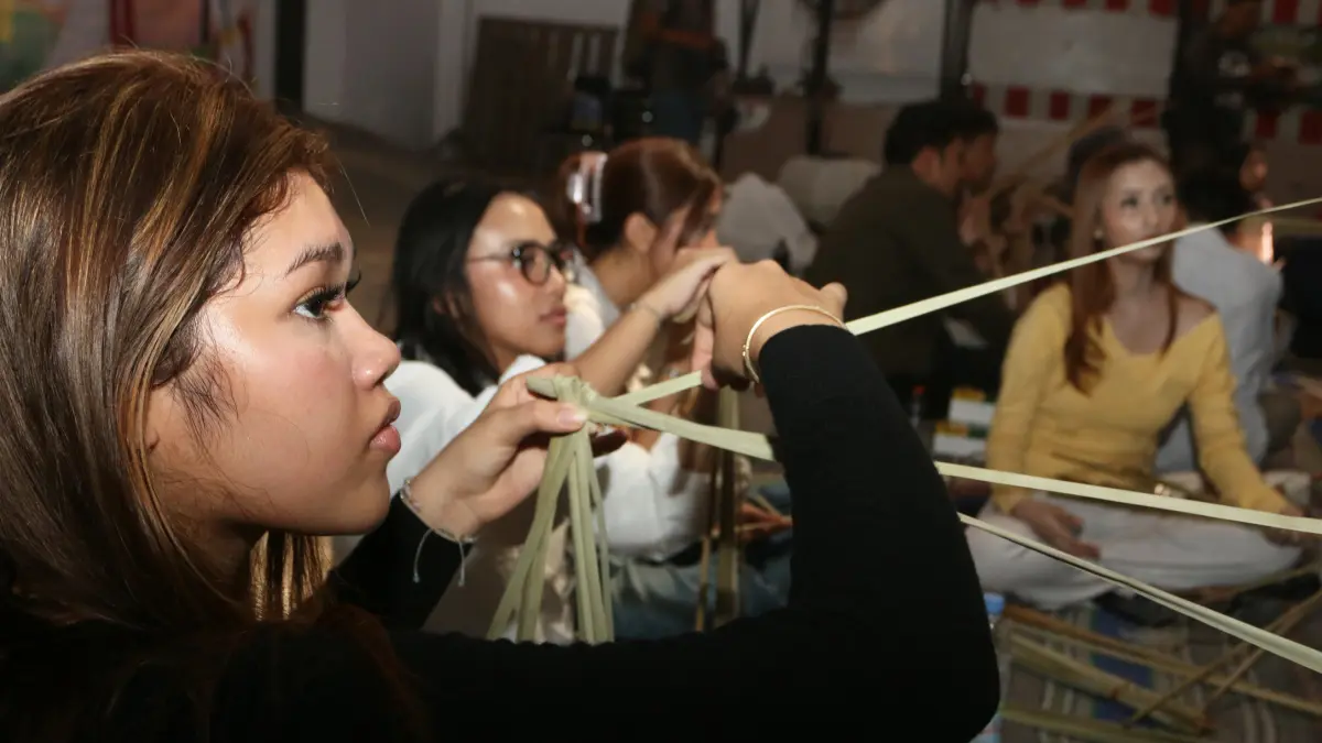 Peserta mempraktikkan membuat wayang dari bahan rumput saat mengikuti lokakarya wayang suket di Pasar Klitikan Kota Lama, Semarang, Jawa Tengah, Kamis (20/8/2026).
