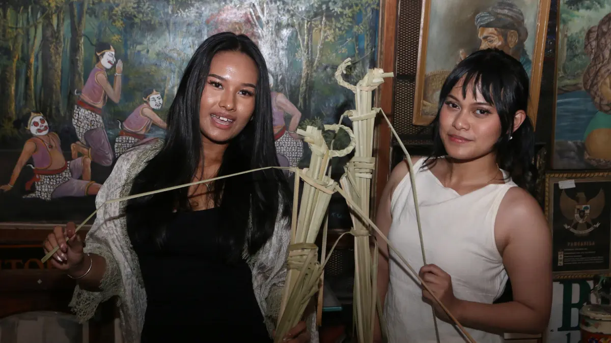 Peserta mempraktikkan membuat wayang dari bahan rumput saat mengikuti lokakarya wayang suket di Pasar Klitikan Kota Lama, Semarang, Jawa Tengah, Kamis (20/8/2026).