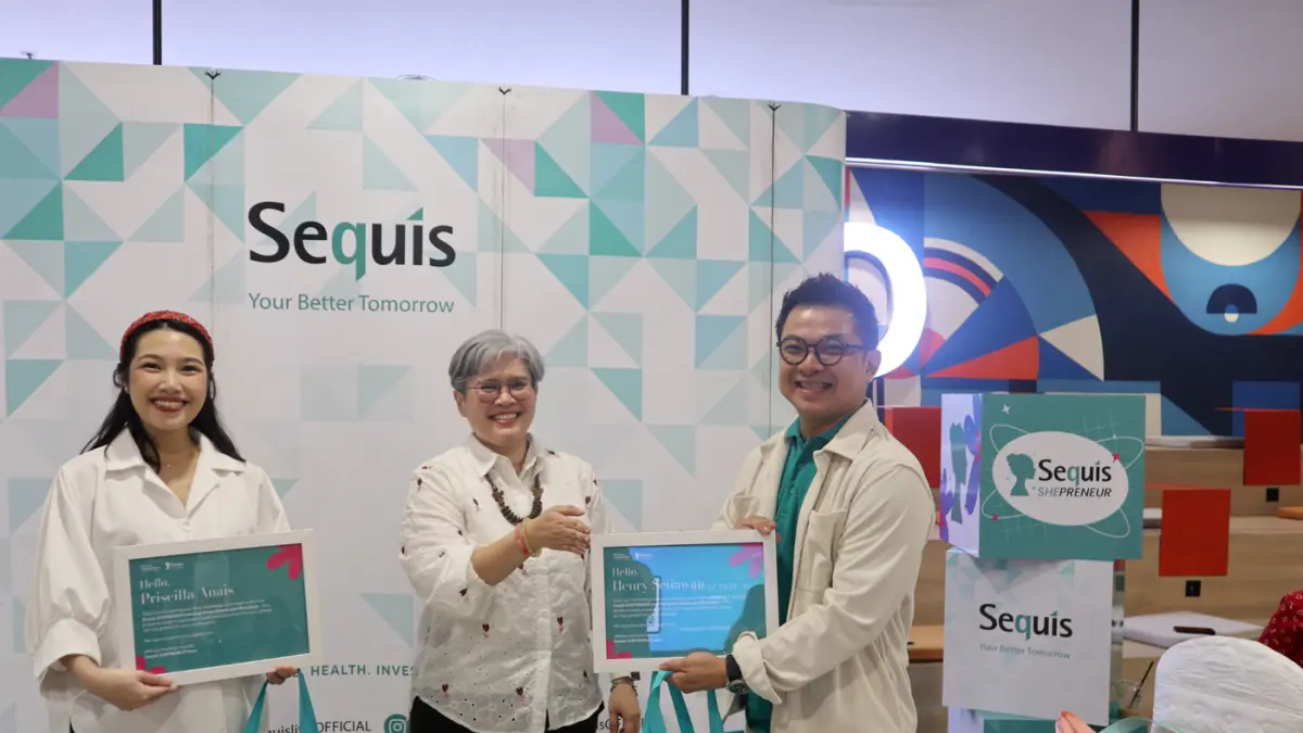 Public Relations Manager Sequis Life Ineke Novianty Sinaga memberikan cenderamata kepada Agency Development Manager Sequis Life Henry Kurniawan dan Founder & CEO Mamiru Priscilla Anais.