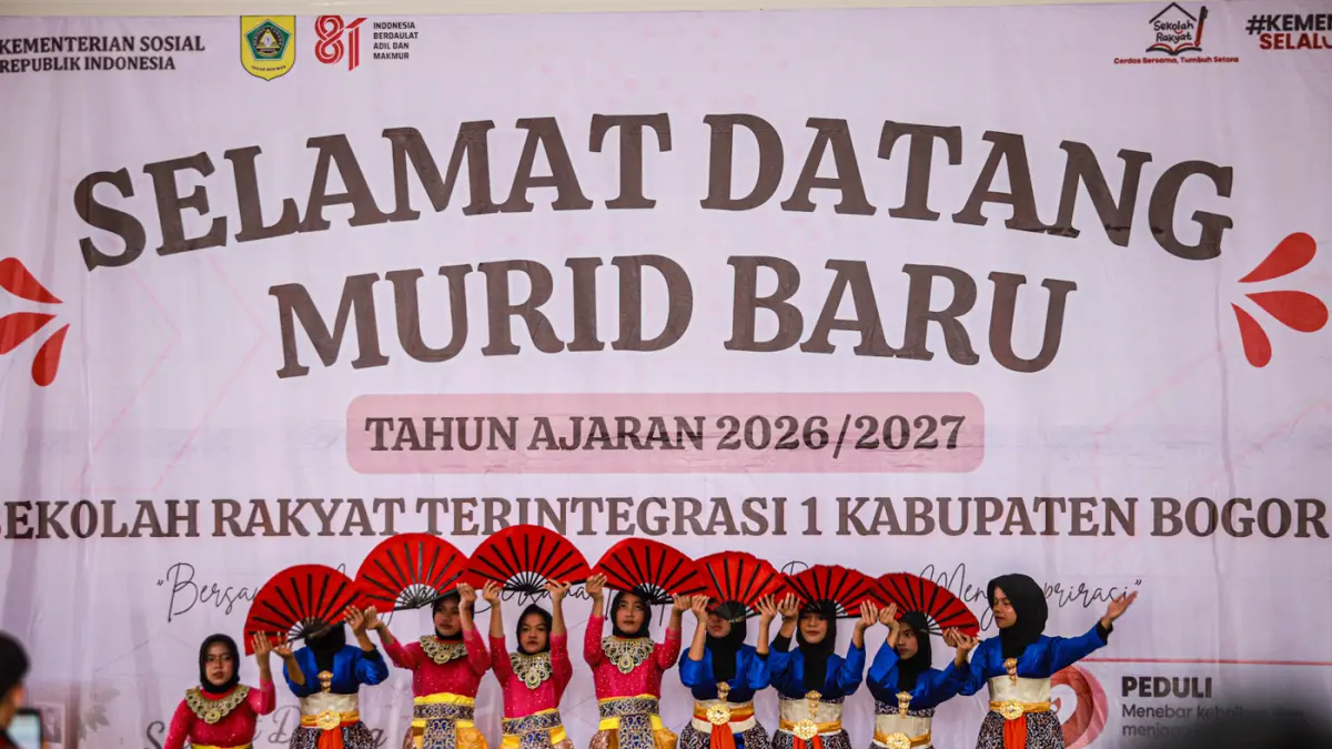 Sejumlah atraksi pencak silat dan pentas seni dihadirkan dalam persiapan mengikuti Masa Pengenalan Lingkungan Sekolah (MPLS) hari pertama di Sekolah Rakyat Terintegrasi 1 Kabupaten Bogor di Jasinga, Kabupaten Bogor, Jawa Barat, Kamis (20/08/2026). (Hanung