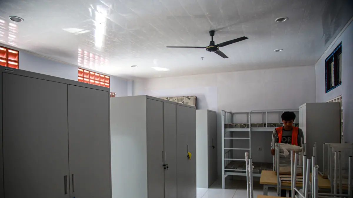 Sejumlah pekerja menyelesaikan pembangunan Sekolah Rakyat Terintegrasi 1 Kabupaten Bogor di Jasinga, Kabupaten Bogor, Jawa Barat, Kamis (20/08/2026). (Hanung Hambara/Jawa Pos)