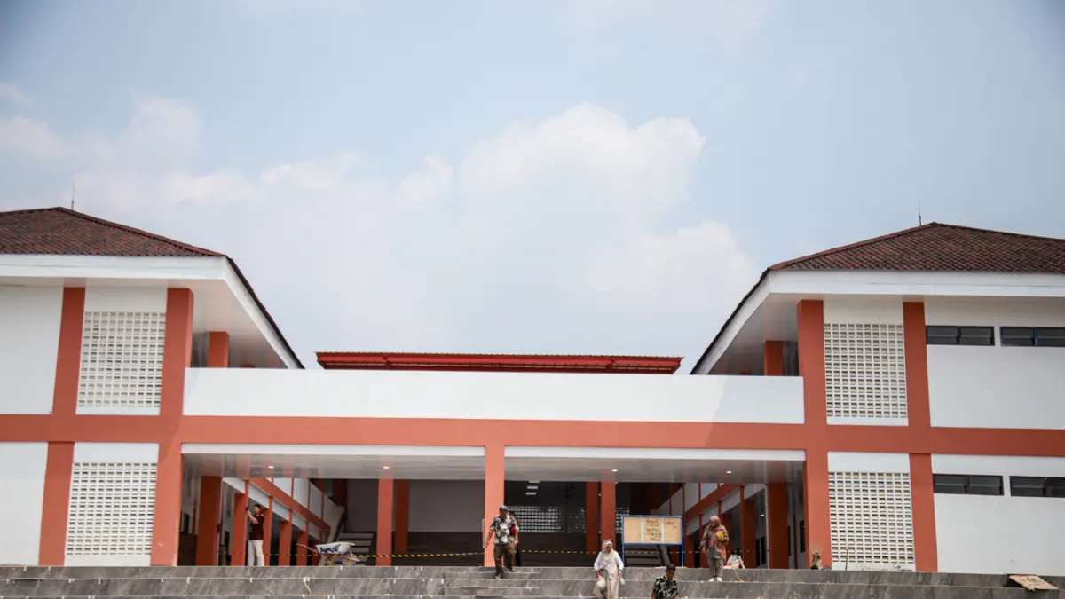 Sejumlah pekerja menyelesaikan pembangunan Sekolah Rakyat Terintegrasi 1 Kabupaten Bogor di Jasinga, Kabupaten Bogor, Jawa Barat, Kamis (20/08/2026). (Hanung Hambara/Jawa Pos)