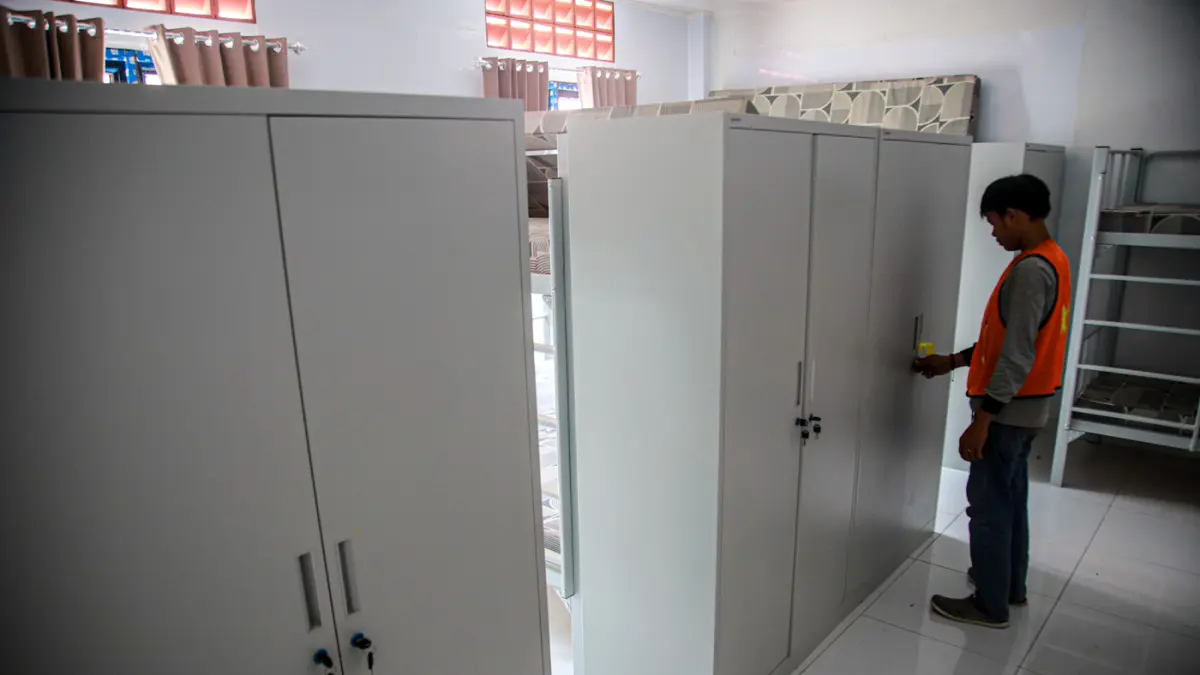 Sejumlah pekerja menyelesaikan pembangunan Sekolah Rakyat Terintegrasi 1 Kabupaten Bogor di Jasinga, Kabupaten Bogor, Jawa Barat, Kamis (20/08/2026). (Hanung Hambara/Jawa Pos)