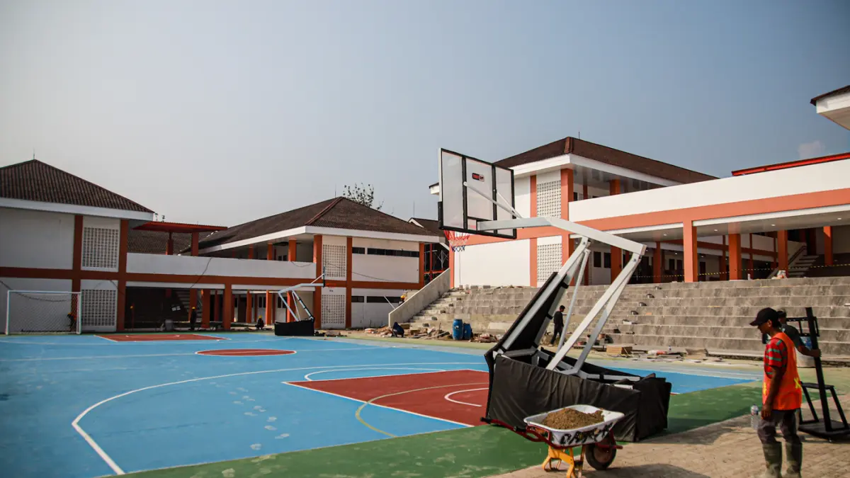 Sejumlah pekerja menyelesaikan pembangunan Sekolah Rakyat Terintegrasi 1 Kabupaten Bogor di Jasinga, Kabupaten Bogor, Jawa Barat, Kamis (20/08/2026). (Hanung Hambara/Jawa Pos)