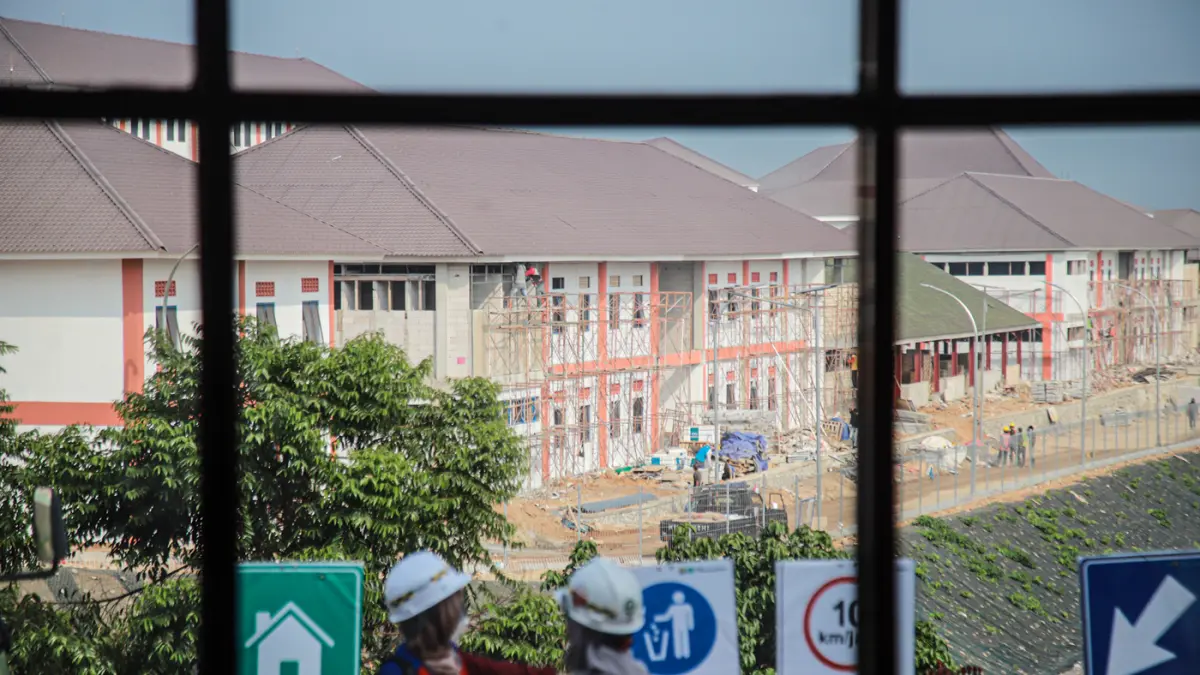 Sejumlah pekerja menyelesaikan pembangunan Sekolah Rakyat Terintegrasi 1 Kabupaten Bogor di Jasinga, Kabupaten Bogor, Jawa Barat, Kamis (20/08/2026). (Hanung Hambara/Jawa Pos)
