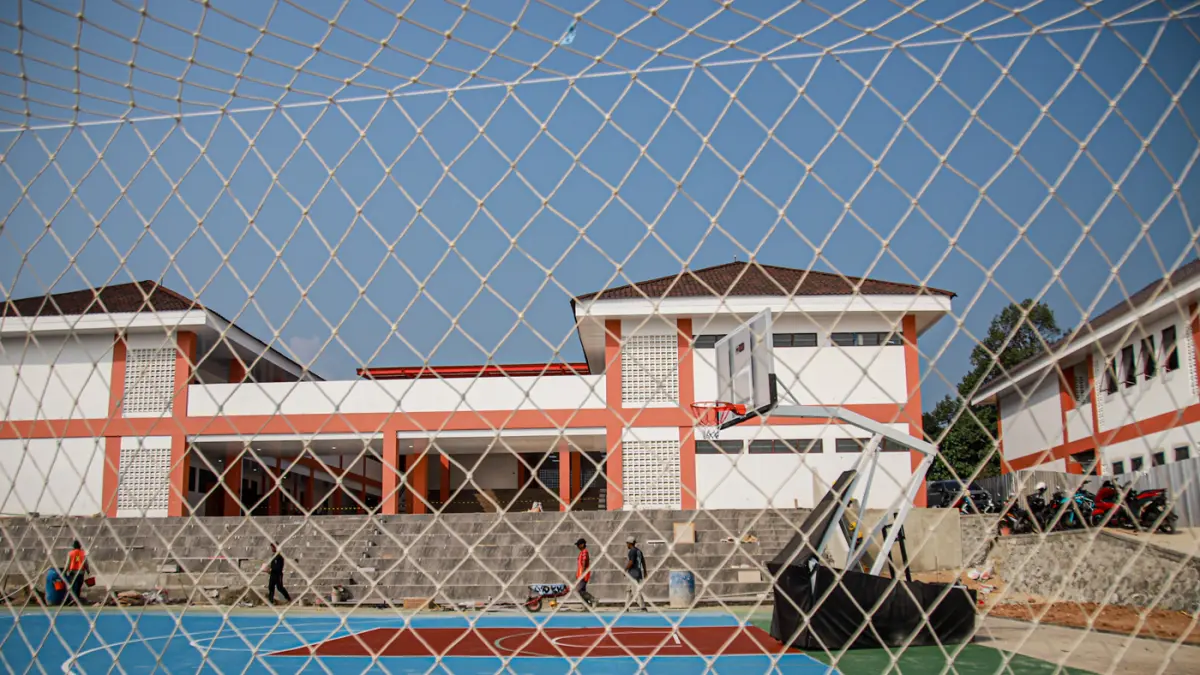 Sejumlah pekerja menyelesaikan pembangunan Sekolah Rakyat Terintegrasi 1 Kabupaten Bogor di Jasinga, Kabupaten Bogor, Jawa Barat, Kamis (20/08/2026). (Hanung Hambara/Jawa Pos)
