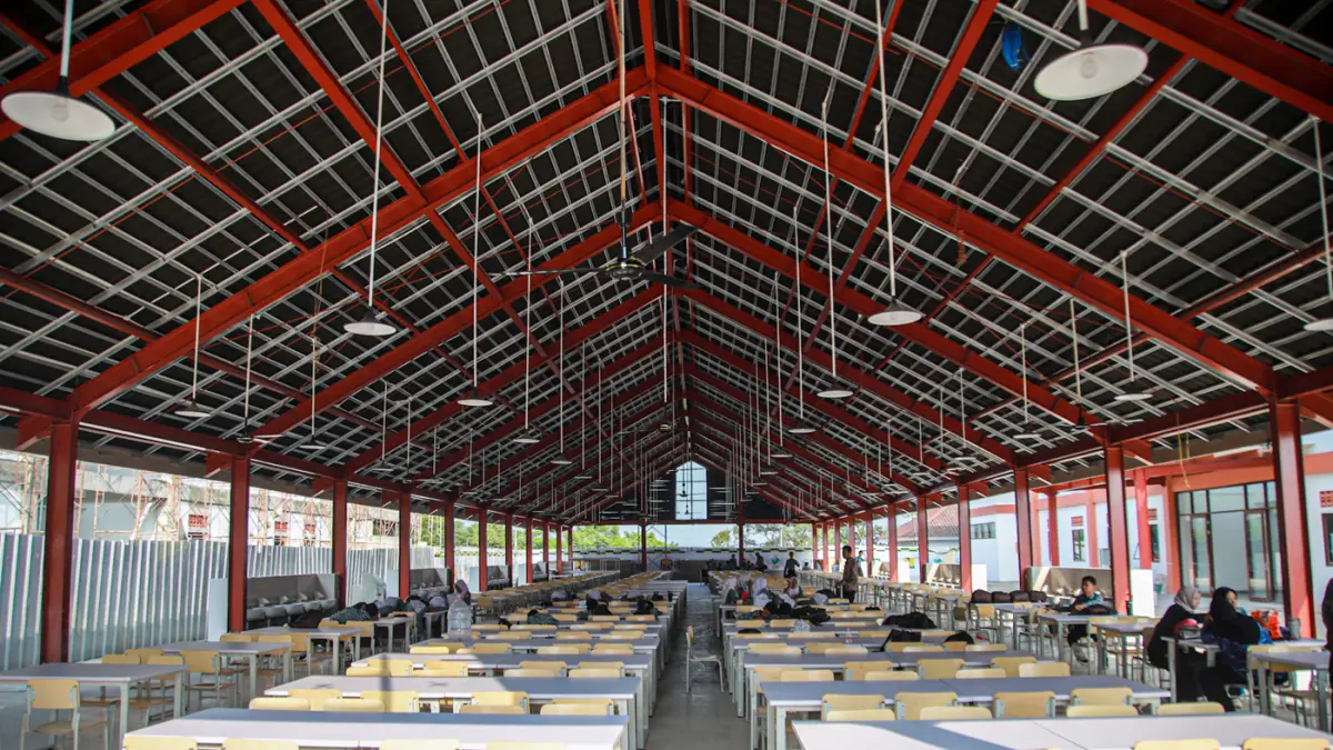 Sejumlah pekerja menyelesaikan pembangunan Sekolah Rakyat Terintegrasi 1 Kabupaten Bogor di Jasinga, Kabupaten Bogor, Jawa Barat, Kamis (20/08/2026). (Hanung Hambara/Jawa Pos)