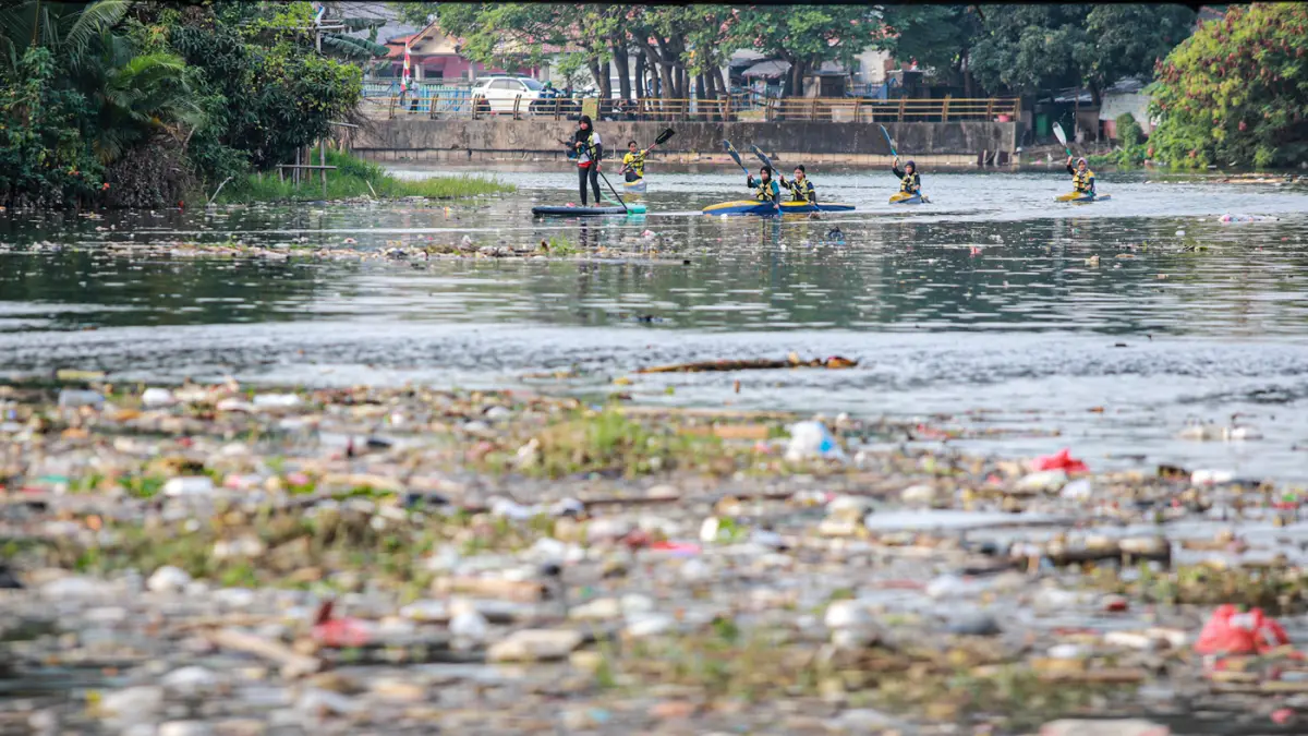 Sejumlah warga melakukan olah raga kano dan dayung di sungai Cisadane, Kota Tangerang, Kamis (20/08/2026). (Hanung Hambara/Jawa Pos)