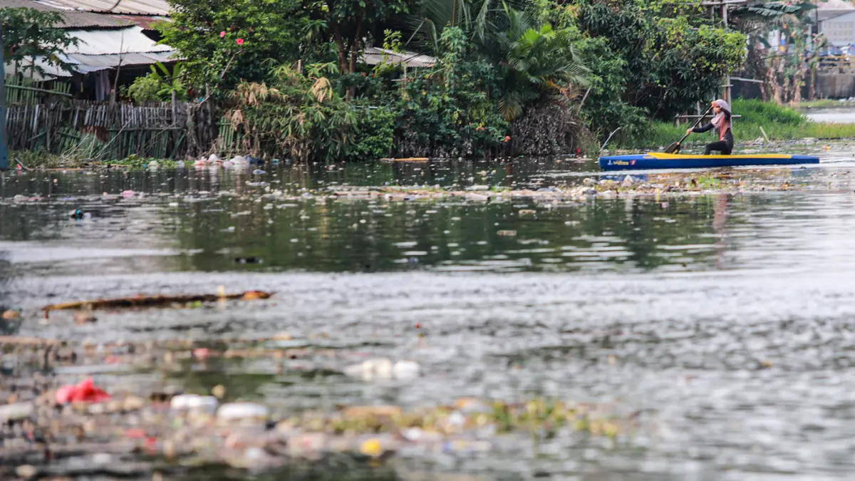 Sejumlah warga melakukan olah raga kano dan dayung di sungai Cisadane, Kota Tangerang, Kamis (20/08/2026). (Hanung Hambara/Jawa Pos)