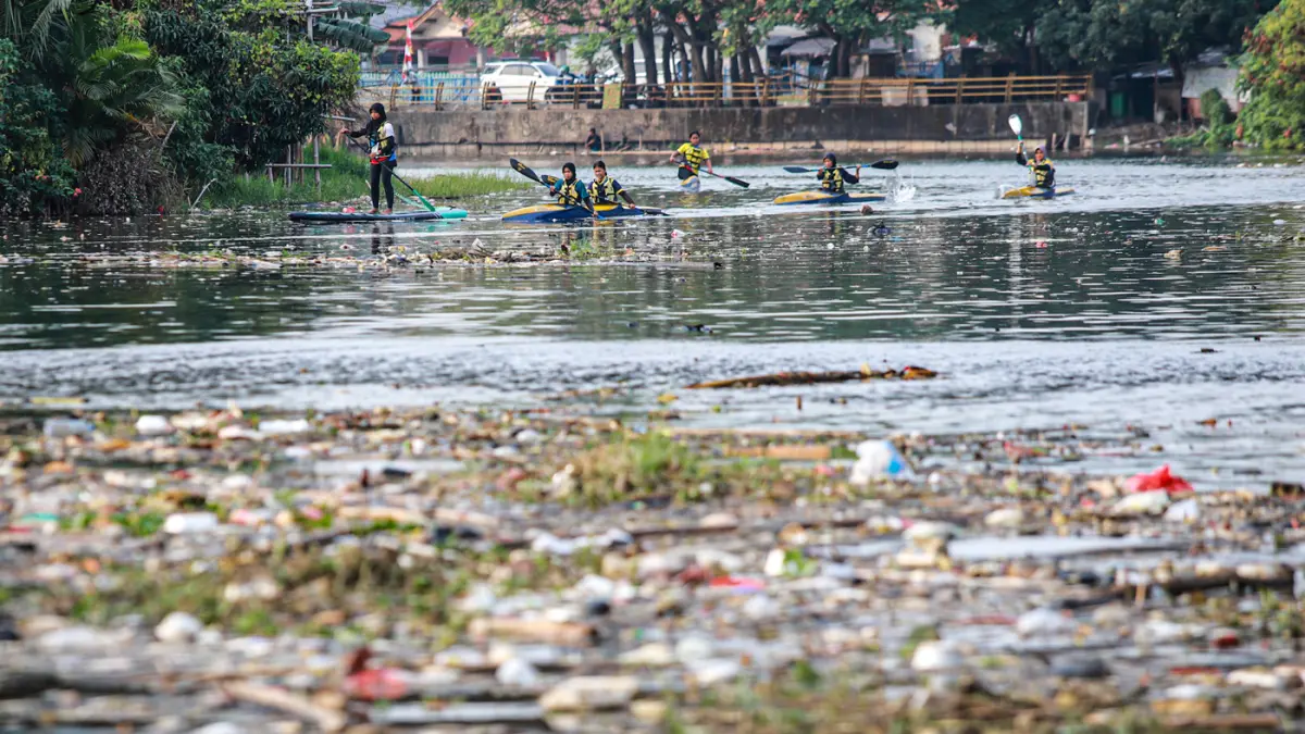 Sejumlah warga melakukan olah raga kano dan dayung di sungai Cisadane, Kota Tangerang, Kamis (20/08/2026). (Hanung Hambara/Jawa Pos)