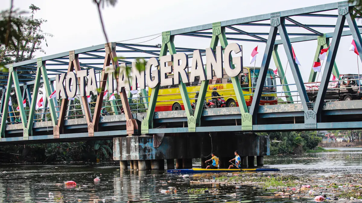 Berolahraga Air Ditengah Kepungan Sampah Sungai - Image