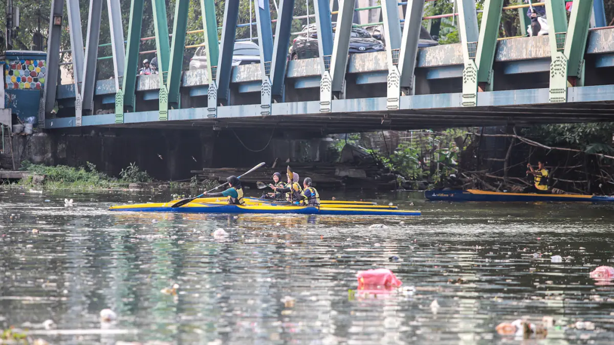 Sejumlah warga melakukan olah raga kano dan dayung di sungai Cisadane, Kota Tangerang, Kamis (20/08/2026). (Hanung Hambara/Jawa Pos)