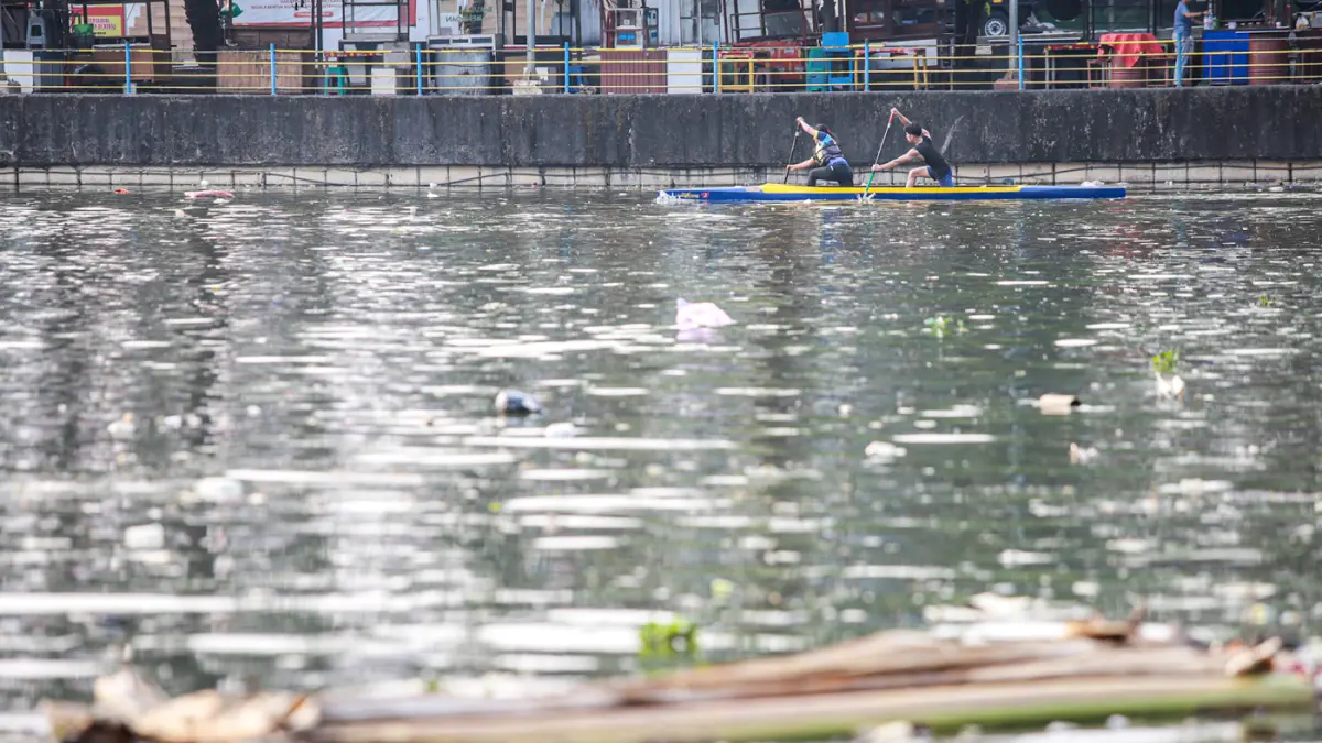 Sejumlah warga melakukan olah raga kano dan dayung di sungai Cisadane, Kota Tangerang, Kamis (20/08/2026). (Hanung Hambara/Jawa Pos)