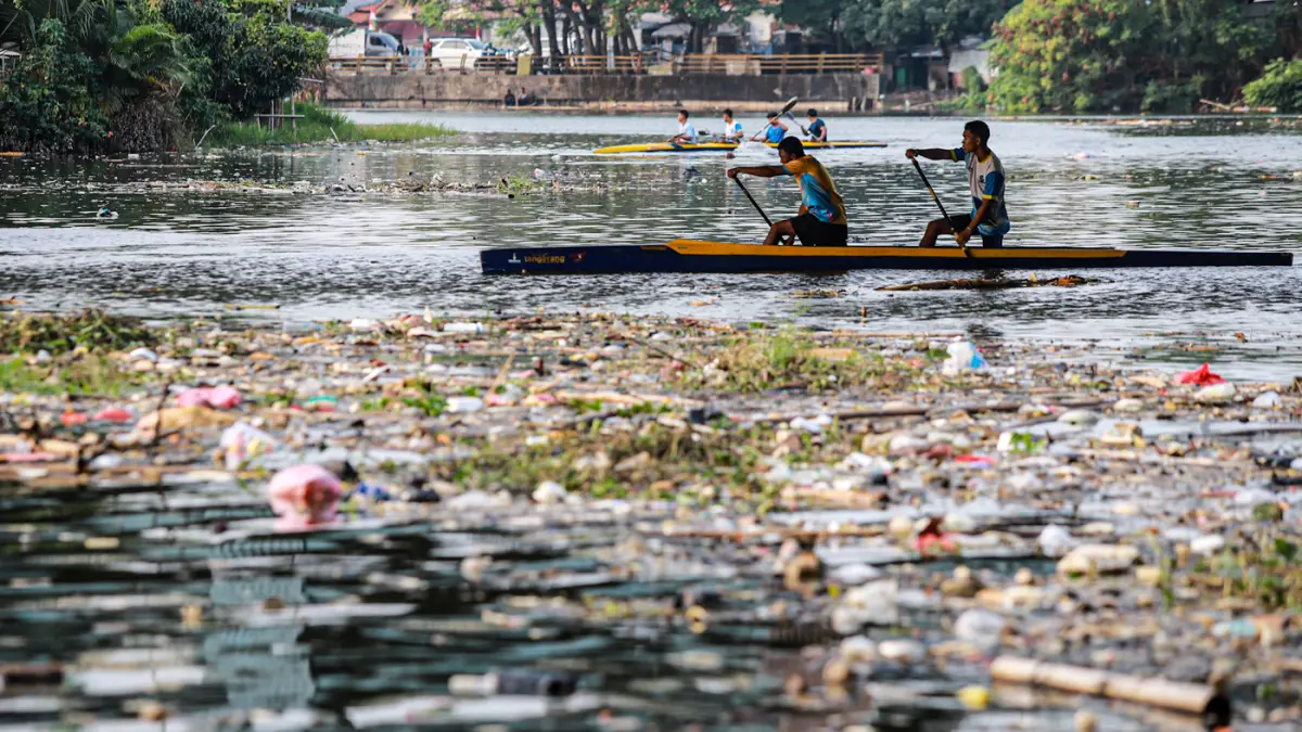 Sejumlah warga melakukan olah raga kano dan dayung di sungai Cisadane, Kota Tangerang, Kamis (20/08/2026). (Hanung Hambara/Jawa Pos)