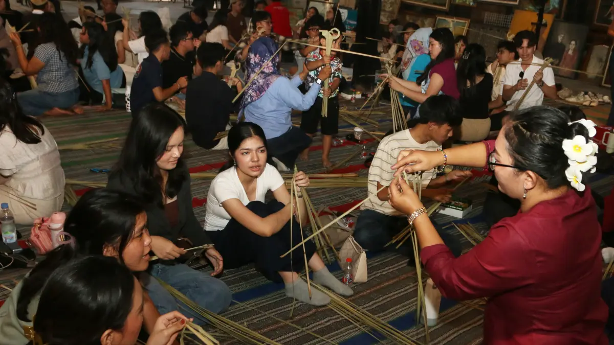 Seniman mengajarkan kepada peserta cara membuat wayang dari bahan rumput saat lokakarya wayang suket di Pasar Klitikan Kota Lama, Semarang, Jawa Tengah, Kamis (20/8/2026)