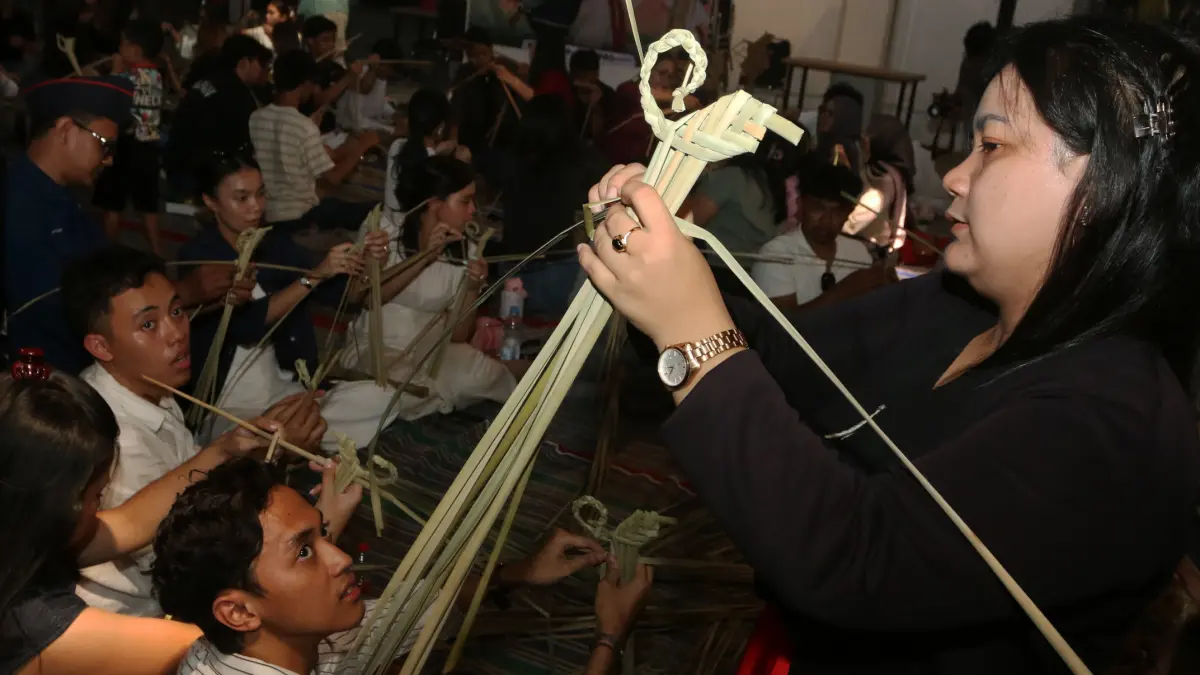Seniman mengajarkan kepada peserta cara membuat wayang dari bahan rumput saat lokakarya wayang suket di Pasar Klitikan Kota Lama, Semarang, Jawa Tengah, Kamis (20/8/2026)