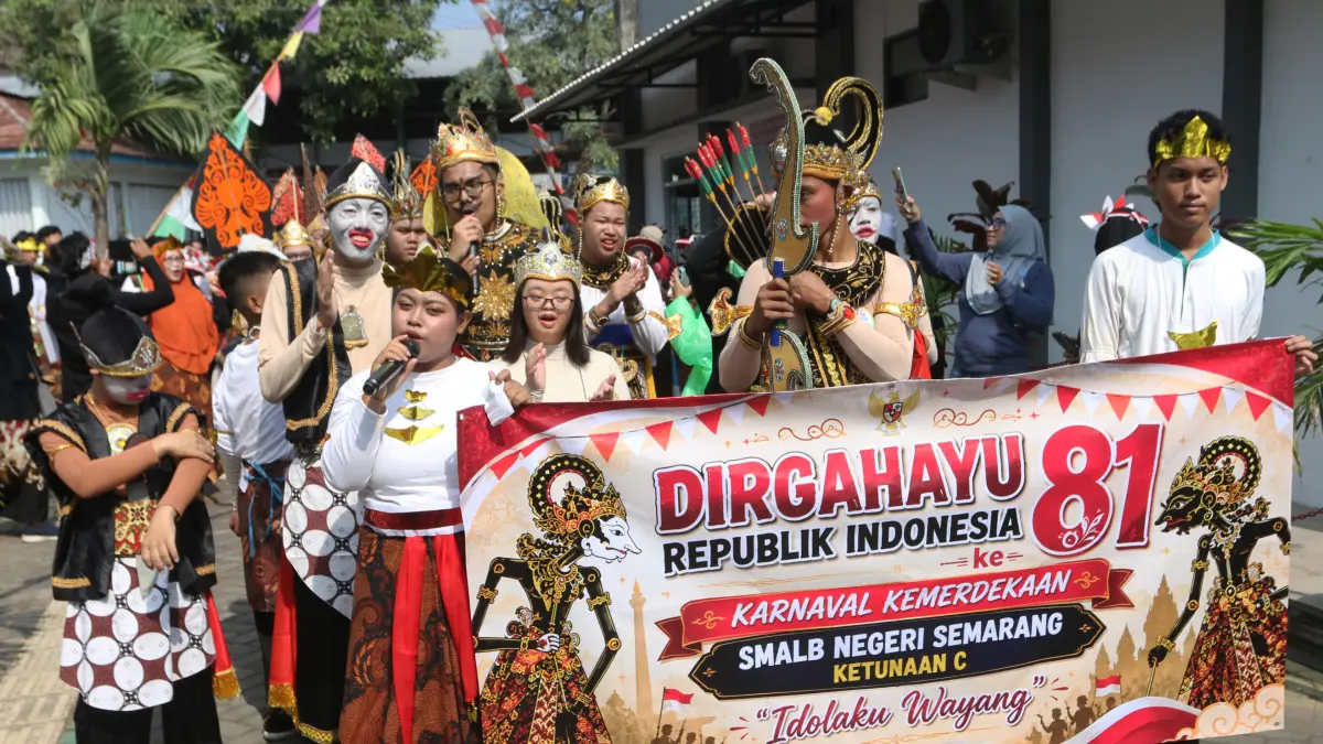 Siswa dan Guru mengikuti karnaval HUT ke-81 Kemerdekaan RI dengan Kostum Wayang di SLB Negeri,Kota Semarang,Jawa Tengah,Kamis(20/8/2026