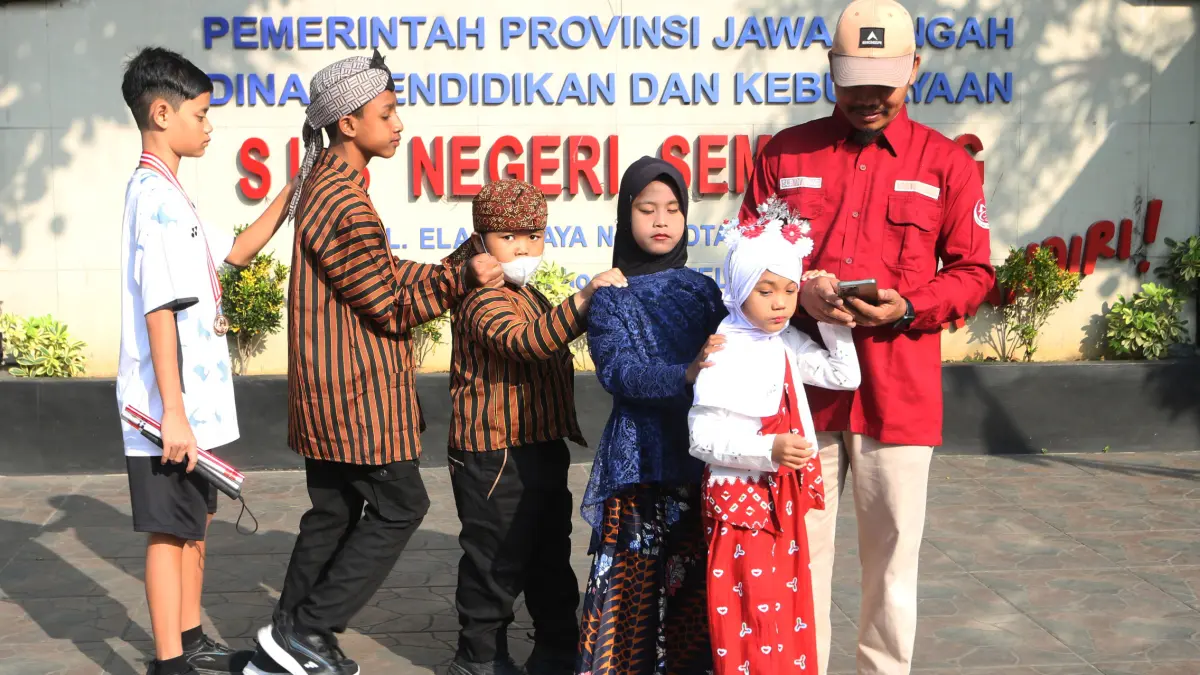 Siswa dan Guru mengikuti karnaval HUT ke-81 Kemerdekaan RI di SLB Negeri,Kota Semarang,Jawa Tengah,Kamis(20/8/2026)