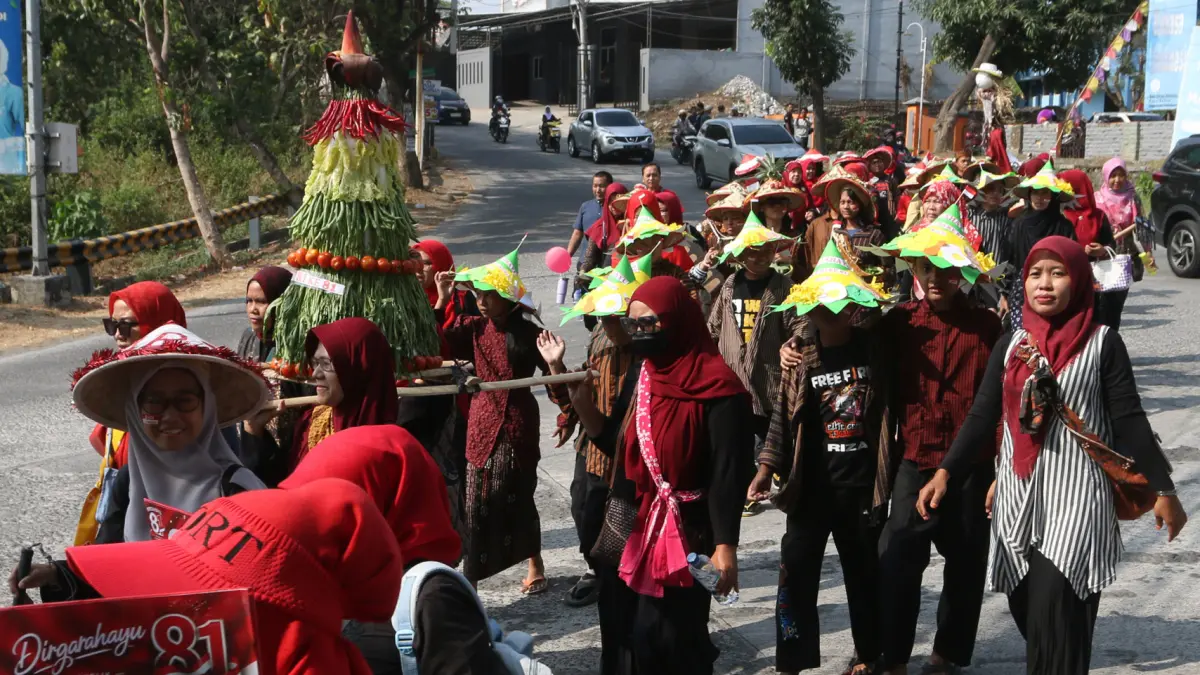 Siswa dan Guru mengikuti karnaval HUT ke-81 Kemerdekaan RI,Dengan berkostum petani di SLB Negeri,Kota Semarang,Jawa Tengah,Kamis(20/8/2026)