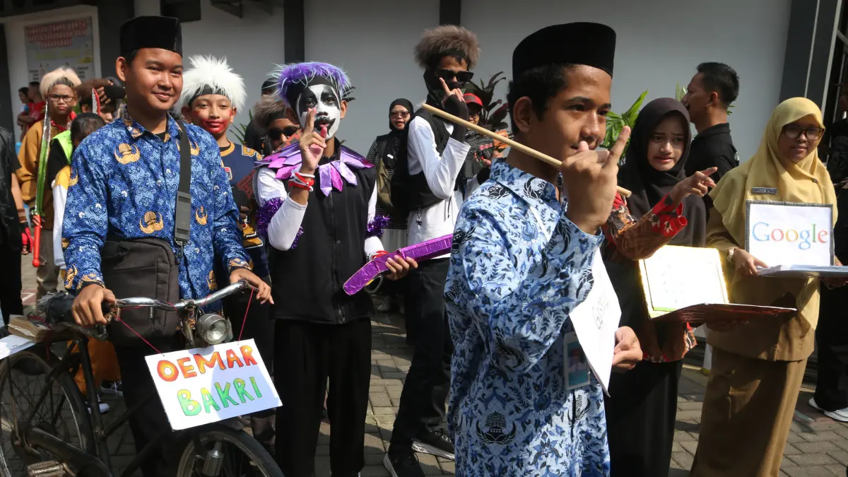 Siswa mengikuti karnaval HUT ke-81 Kemerdekaan RI dengan kostum Guru dan Karakter Game di SLB Negeri,Kota Semarang,Jawa Tengah,Kamis(20/8/2026