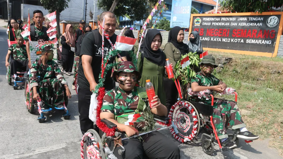 Siswa Tuna Daksa dan Guru mengikuti karnaval HUT ke-81 Kemerdekaan RI,Dengan berkostum Tentara dan Pejuang di SLB Negeri,Kota Semarang,Jawa Tengah,Kamis(20/8/2026)