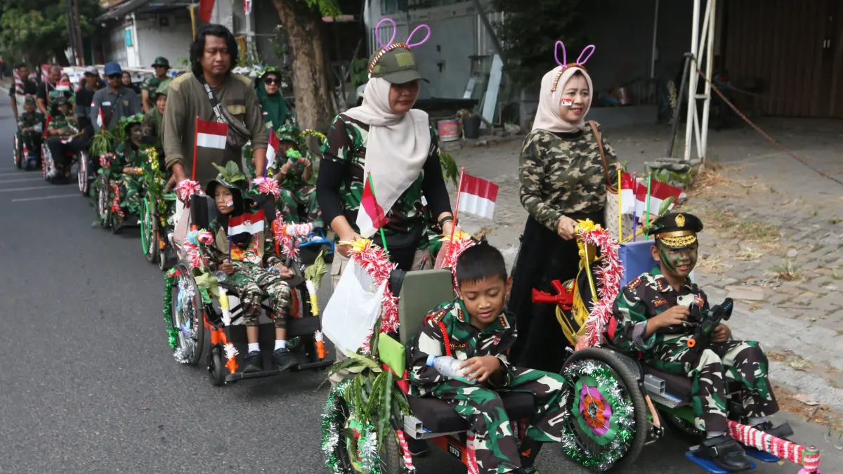 Siswa Tuna Daksa dan Orang tua mengikuti karnaval HUT ke-81 Kemerdekaan RI,Dengan berkostum Tentara dan Pejuang di SLB Negeri,Kota Semarang,Jawa Tengah,Kamis(20/8/2026)