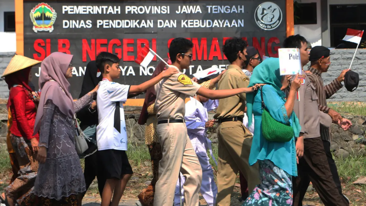 Siswa Tuna Netra dan Guru mengikuti karnaval HUT ke-81 Kemerdekaan RI di SLB Negeri,Kota Semarang,Jawa Tengah,Kamis(20/8/2026)