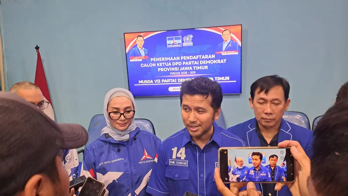 Wagub Jatim Emil Elestianto Dardak kembali mendaftarkan diri sebagai calon Ketua DPD Demokrat Jatim periode 2026 - 2031. (Novia Herawati/ JawaPos.com) - Image