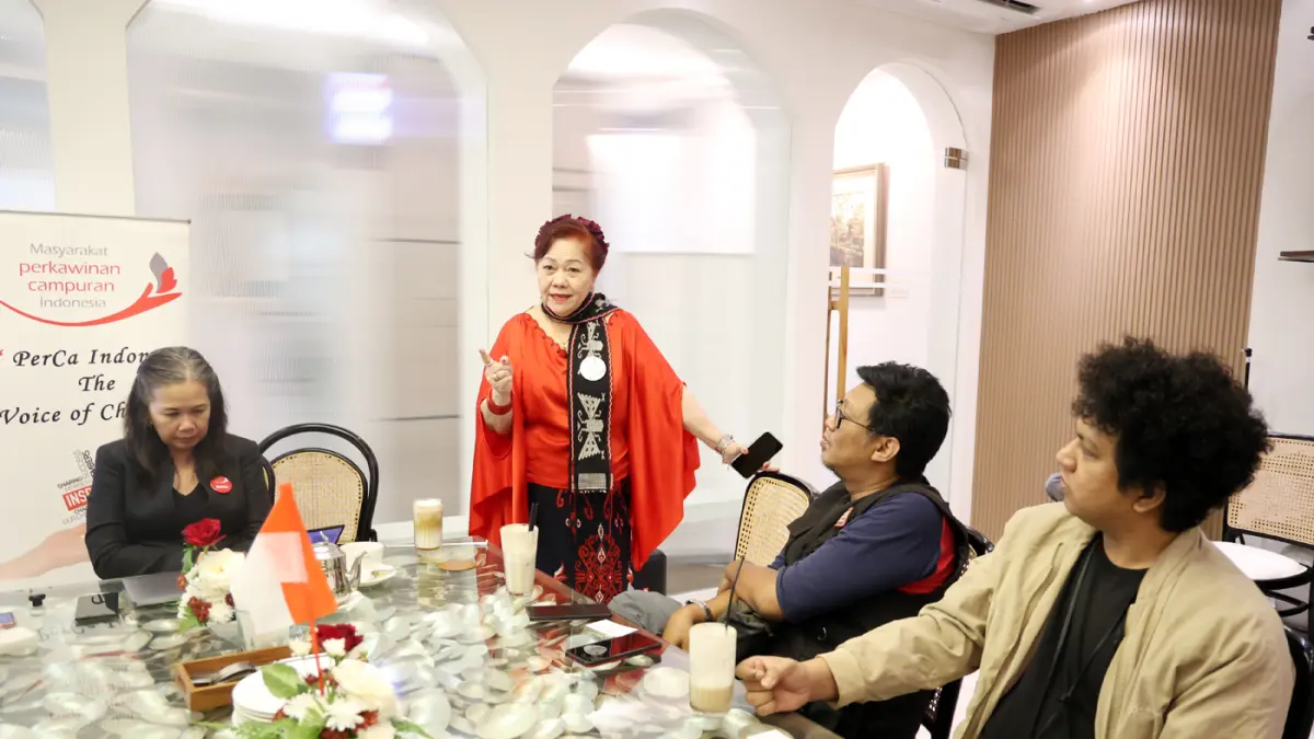 Wakil Ketua Dewan Pengawas Perkawinan Campuran Indonesia Melva Nababan saat Press Briefing Mengenai Wacana Kewarganegaraan Ganda dari Perspektif Keluarga Perkawinan Campuran