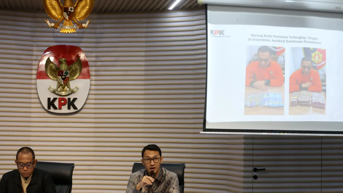Plt Direktur Penyidikan KPK Achmad Taufik Husein dan Juru Bicara KPK Budi Prasetyo bersiap memberikan keterangan pers terkait operasi tangkap tangan (OTT) yang menjerat jajaran Rektorat Universitas Jenderal Soedirman (Unsoed) di Gedung Merah Putih KPK, Ja