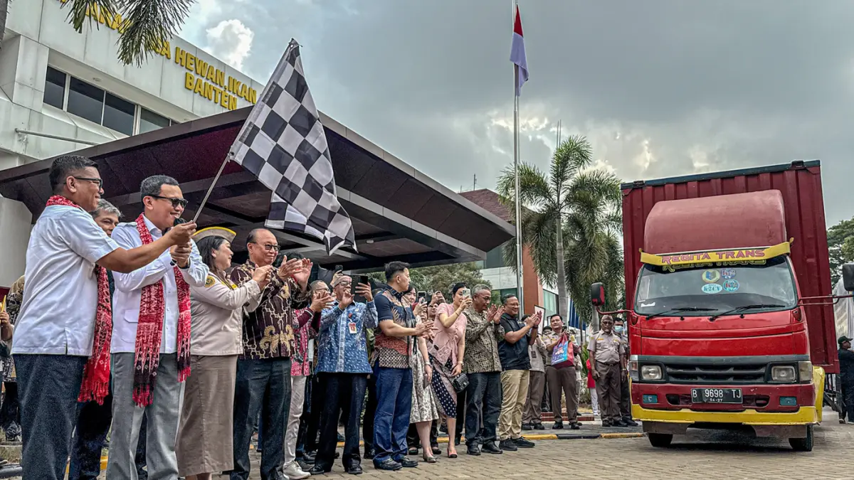 Kepala Barantin Abdul Kadir Karding (kanan) bersama Gubernur Banten Andra Soni (kiri) melepas komotias ekspor sarang burung walet saat Merdeka Ekspor Komoditas Unggulan Banten di Bandara Soekarno-Hatta, Tangerang, Jumat (21/08/2026). (Hanung Hambara/Jawa