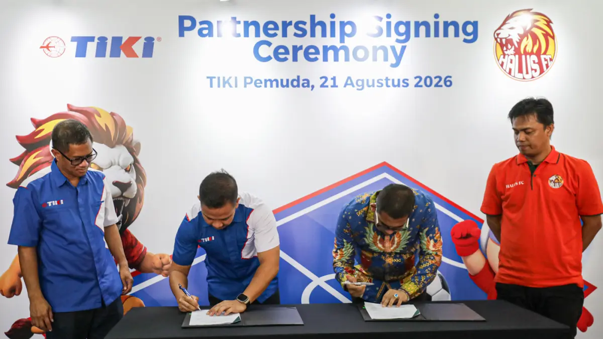 Direktur Nasional TIKI Ahmad Ferwito(kiri), Managing director TIKI Raffy Rizqillah Soeprapto (kedua kiri), Owner Halus FC H.Guruh Tirta Lunggana (kedua kanan), dan Manager Halus FC Yolla Hendro Sugeni (kanan) saat acara penandatanganan kerja sama dalam Pa