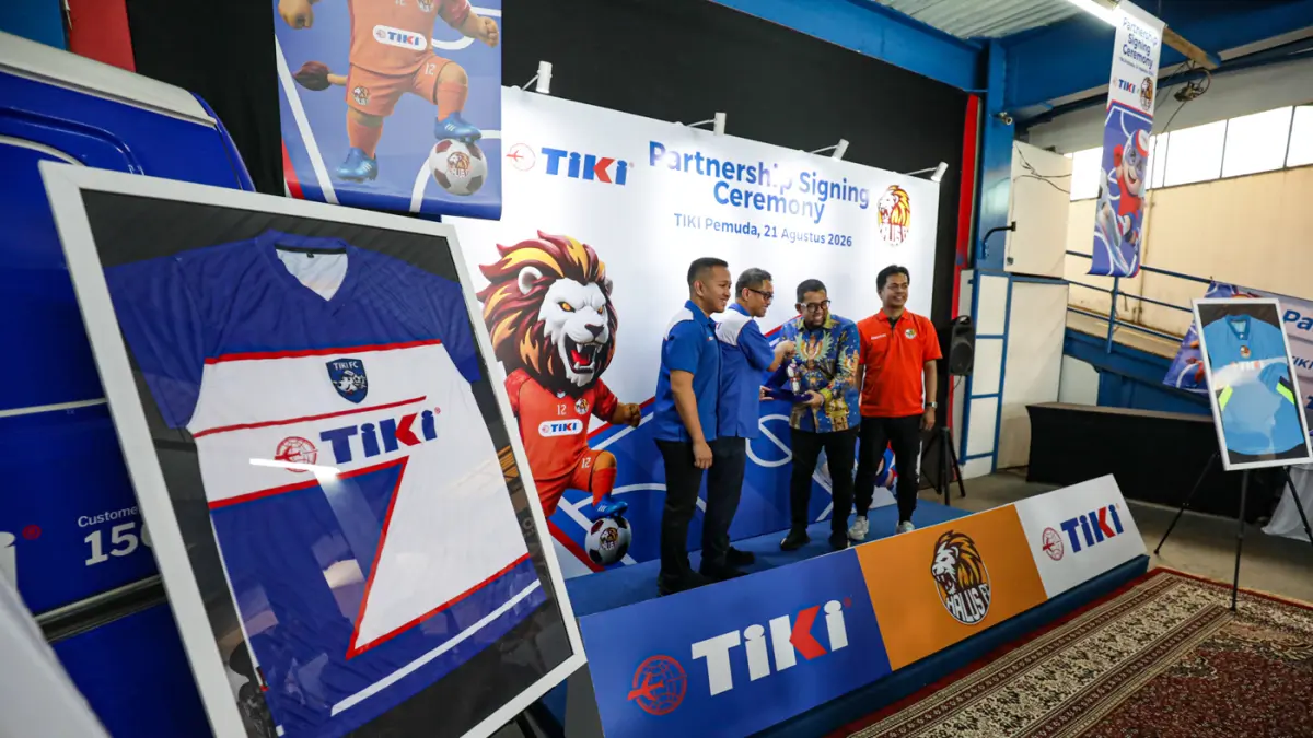 Direktur Nasional TIKI Ahmad Ferwito(kiri), Managing director TIKI Raffy Rizqillah Soeprapto (kedua kiri), Owner Halus FC H.Guruh Tirta Lunggana (kedua kanan), dan Manager Halus FC Yolla Hendro Sugeni (kanan) saat acara penandatanganan kerja sama dalam Pa