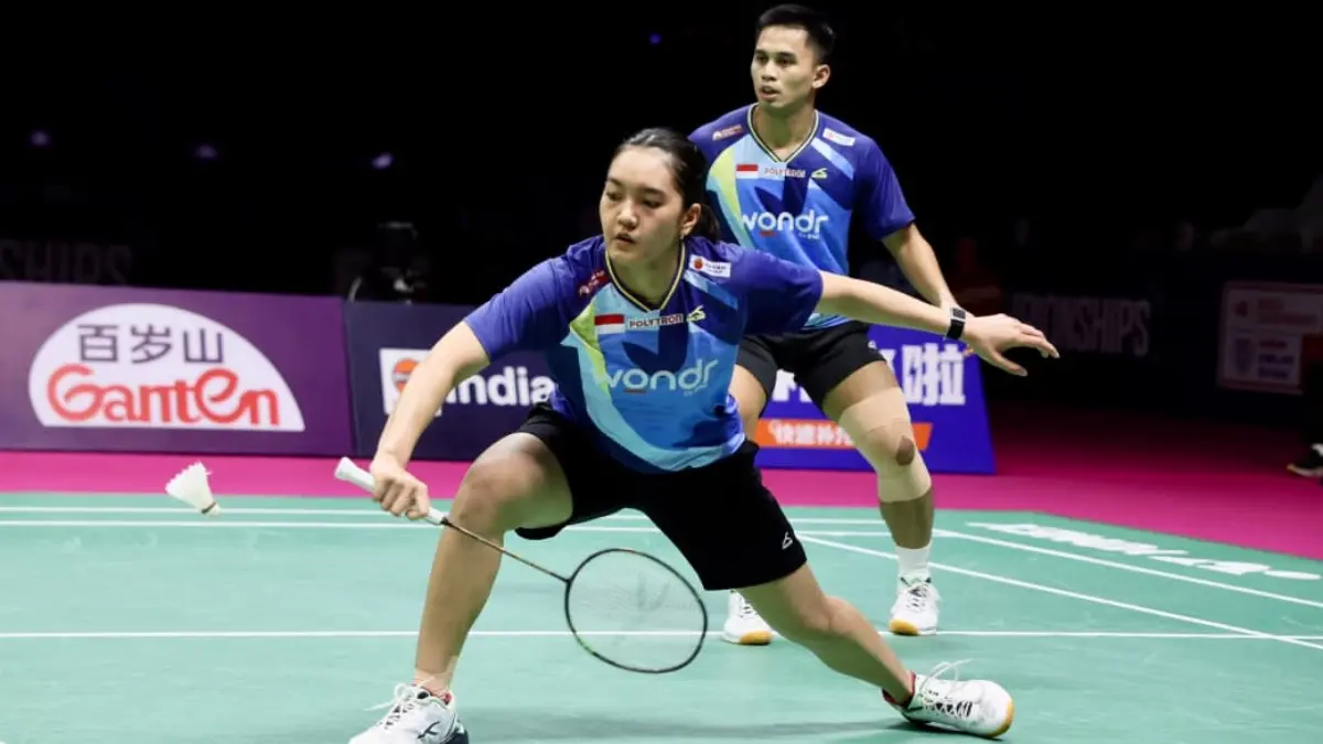 Aksi Amri/Nita saat menghadapi wakil Tiongkok, Feng Yan Zhe/Huang Dong Ping, di babak semifinal Kejuaraan Dunia Bulu Tangkis 2026. (PBSI) - Image