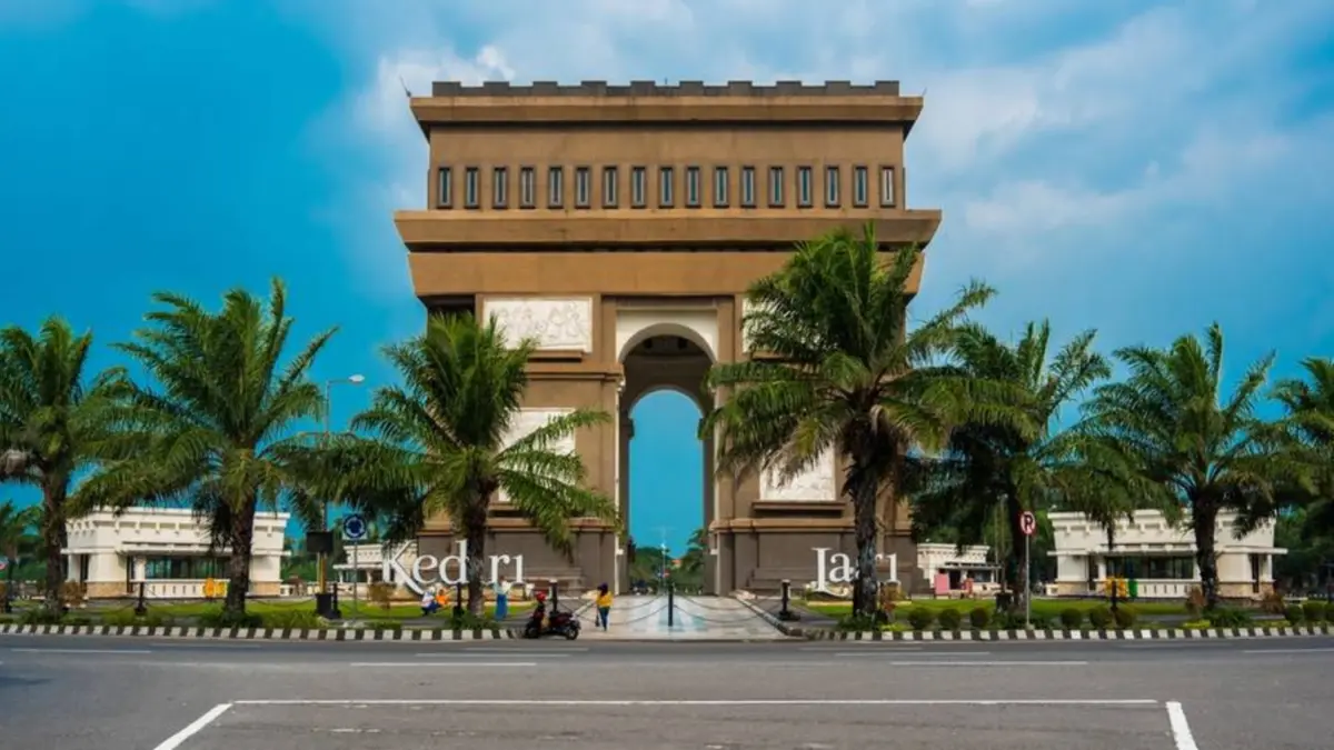 Bangunan Simpang Lima Gumul Kediri. (Traveloka) - Image