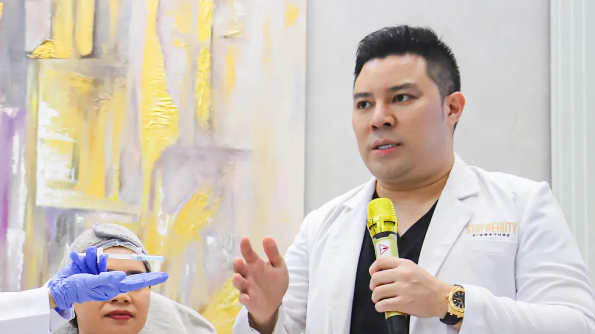 Director PT Satu Estetika Indonesia dr. Chandra Lohisto saat mendampingi treatment facial lifting di Stay Beauty Clinic, Jakarta Selatan, Jumat (21/8/2026). (Salman Toyibi/Jawa Pos)