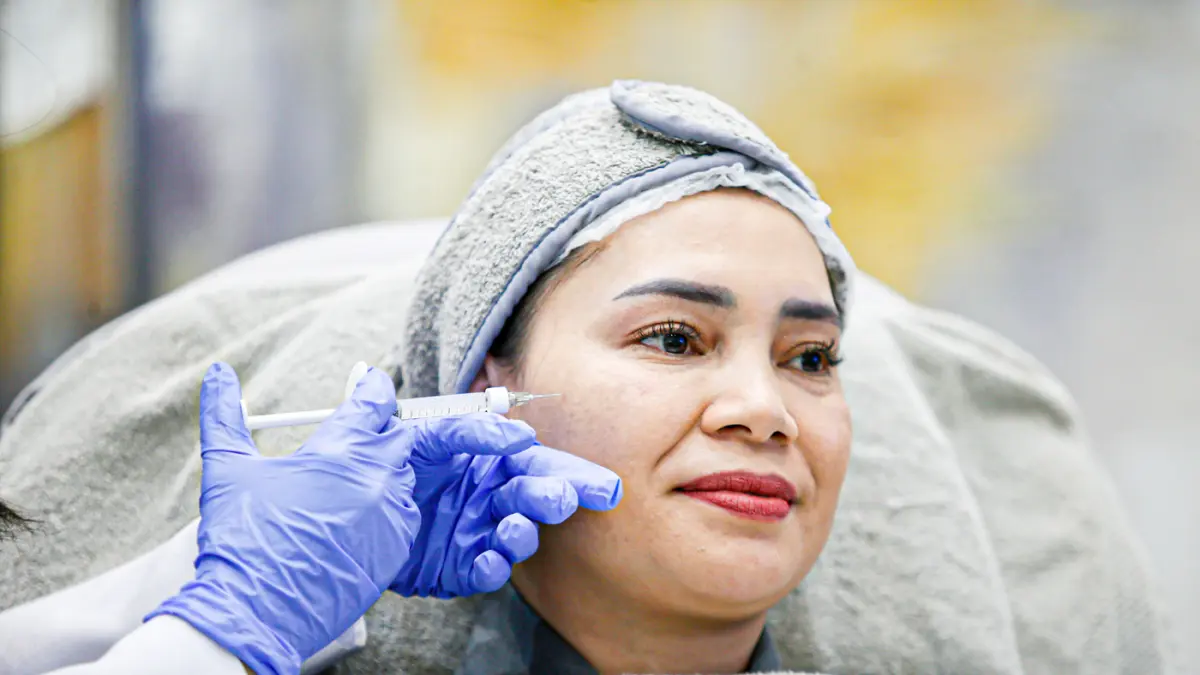 Dokter melakukan treatment facial lifting di Stay Beauty Clinic, Jakarta Selatan, Jumat (21/8/2026). (Salman Toyibi/Jawa Pos)