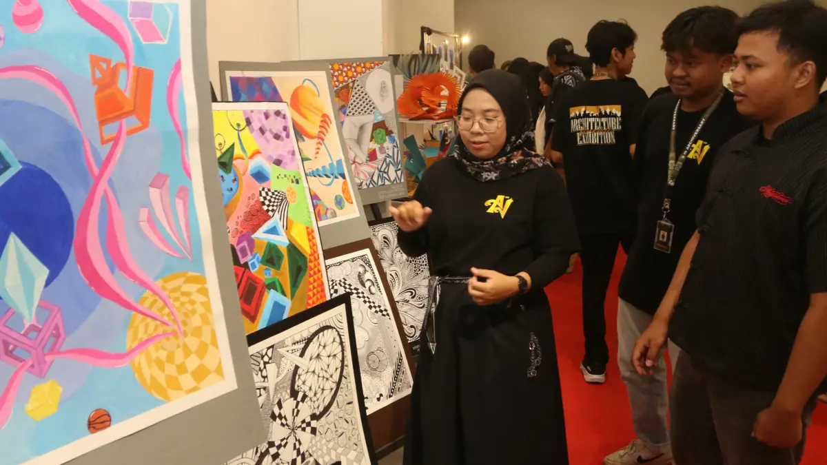Dosen dan Mahasiswa saat diskusi perjalanan dalam menggali ide, fungsi, dan konsep desain,Rumah Po Han,Kota Lama Semarang,Jawa Tengah,Jumat(21/8/2026)