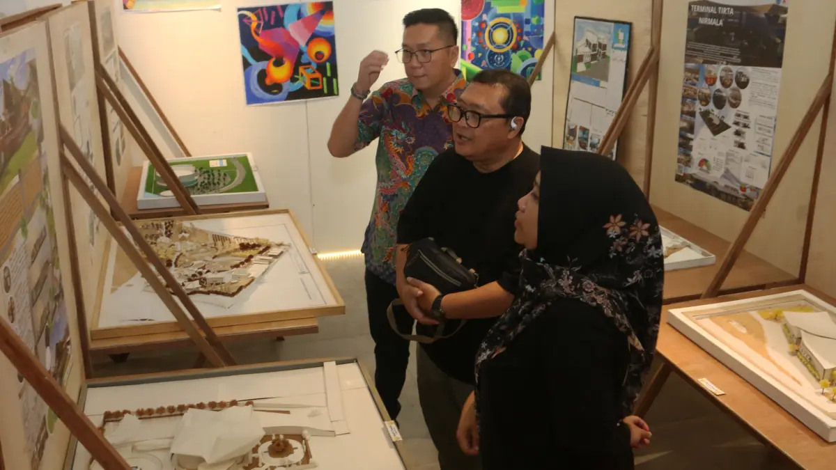 Dosen mengamati Arsitektur bernuansa Islam diwujudkan melalui fungsi dan kebermanfaatan di Rumah Po Han,Kota Lama Semarang,Jawa Tengah,Jumat(21/8/2026)