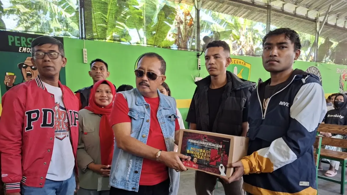 DPC PDI Perjuangan Kota Surabaya menyalurkan bantuan sembako kepada mahasiswa asal Nusa Tenggara Timur (NTT) yang tengah menempuh pendidikan di Surabaya. (Istimewa) - Image