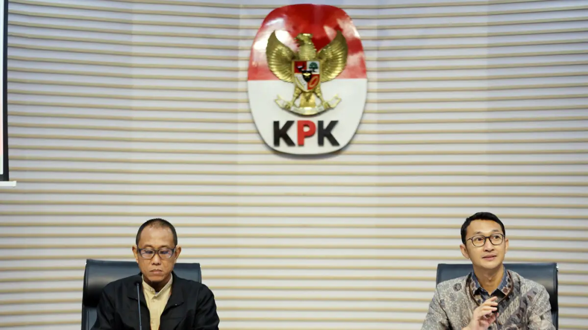 Plt Direktur Penyidikan KPK Achmad Taufik Husein dan Juru Bicara KPK Budi Prasetyo bersiap memberikan keterangan pers terkait operasi tangkap tangan (OTT) yang menjerat jajaran Rektorat Universitas Jenderal Soedirman (Unsoed) di Gedung Merah Putih KPK, Ja