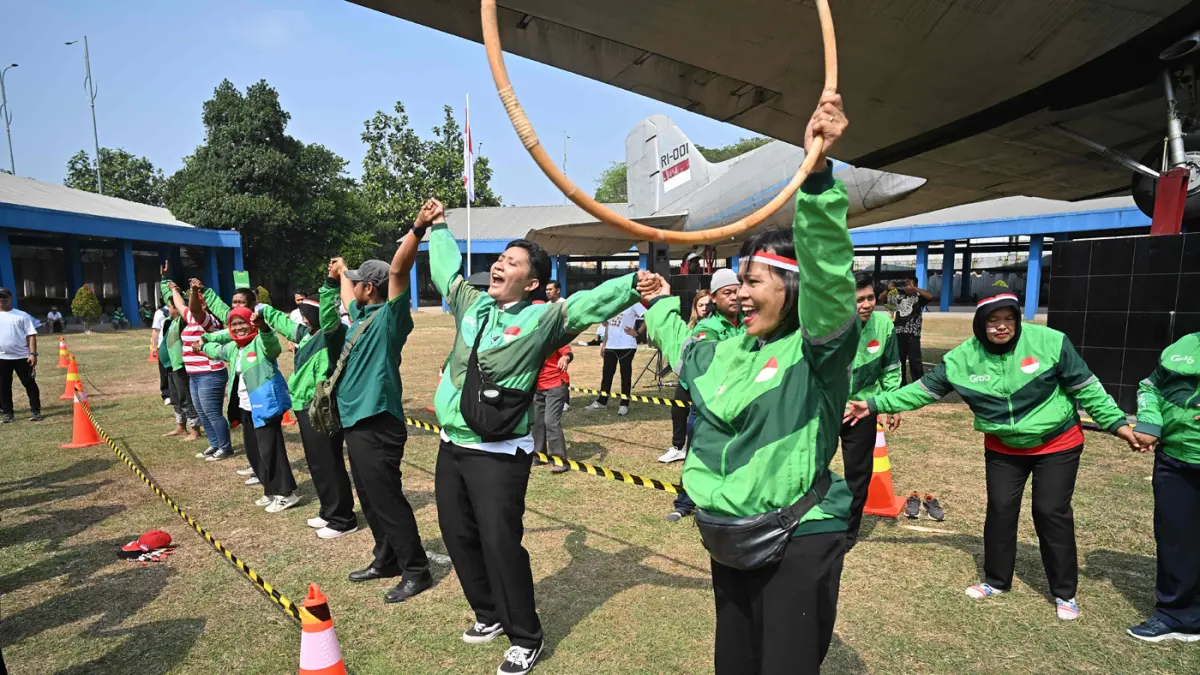 Keseruan Mitra Grab mengikuti permainan tradisional khas 17-an dalam rangkaian Games “Persatuan” pada Perayaan Merdeka Bersinergi.